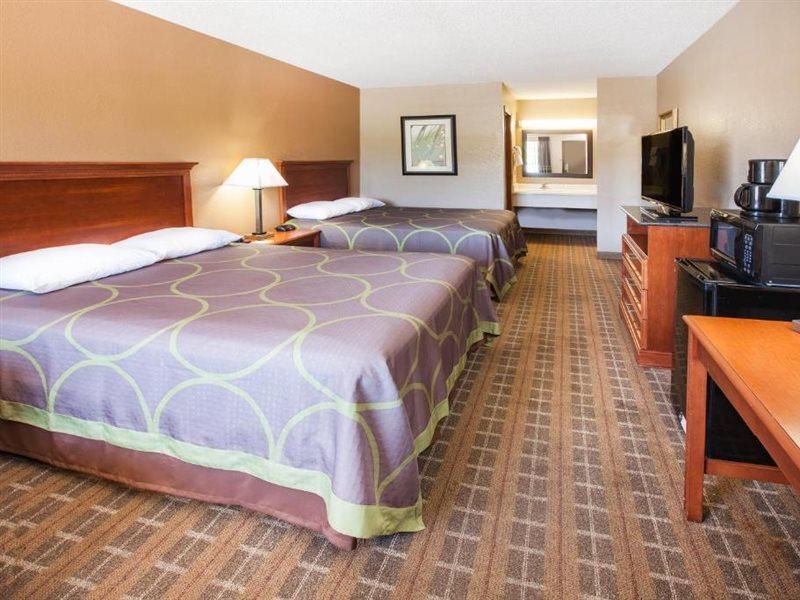 Super 8 By Wyndham Clinton Hotel Bagian luar foto
