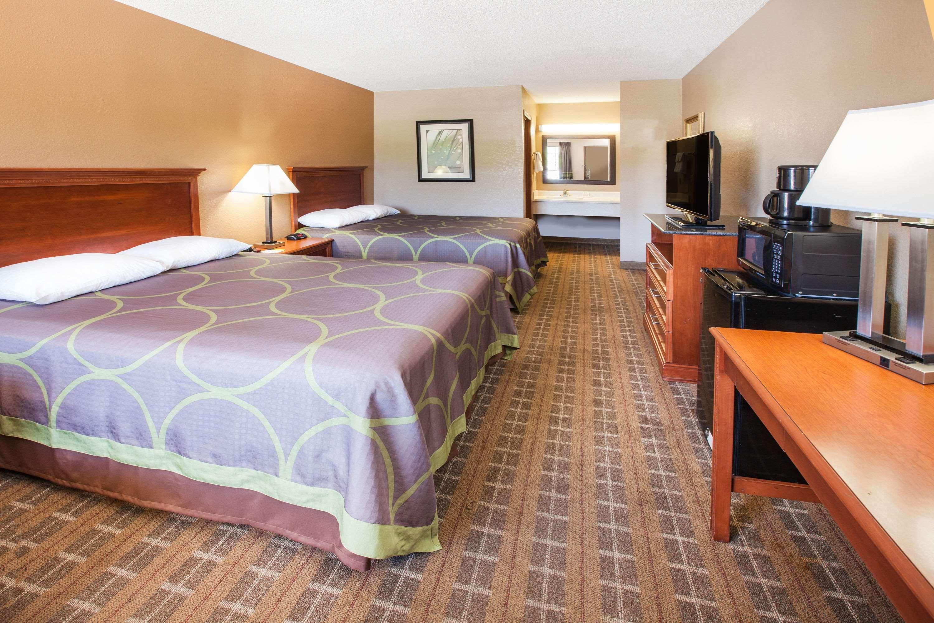 Super 8 By Wyndham Clinton Hotel Bagian luar foto