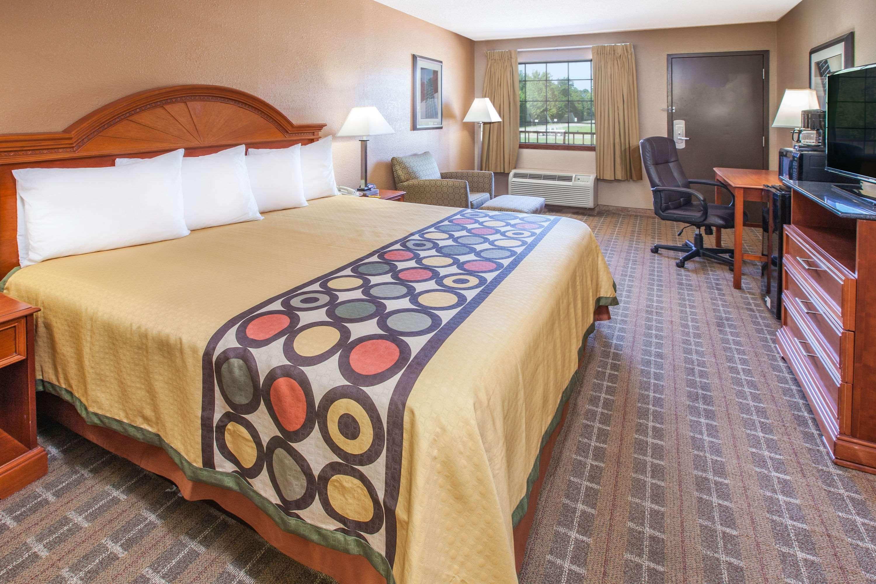 Super 8 By Wyndham Clinton Hotel Bagian luar foto