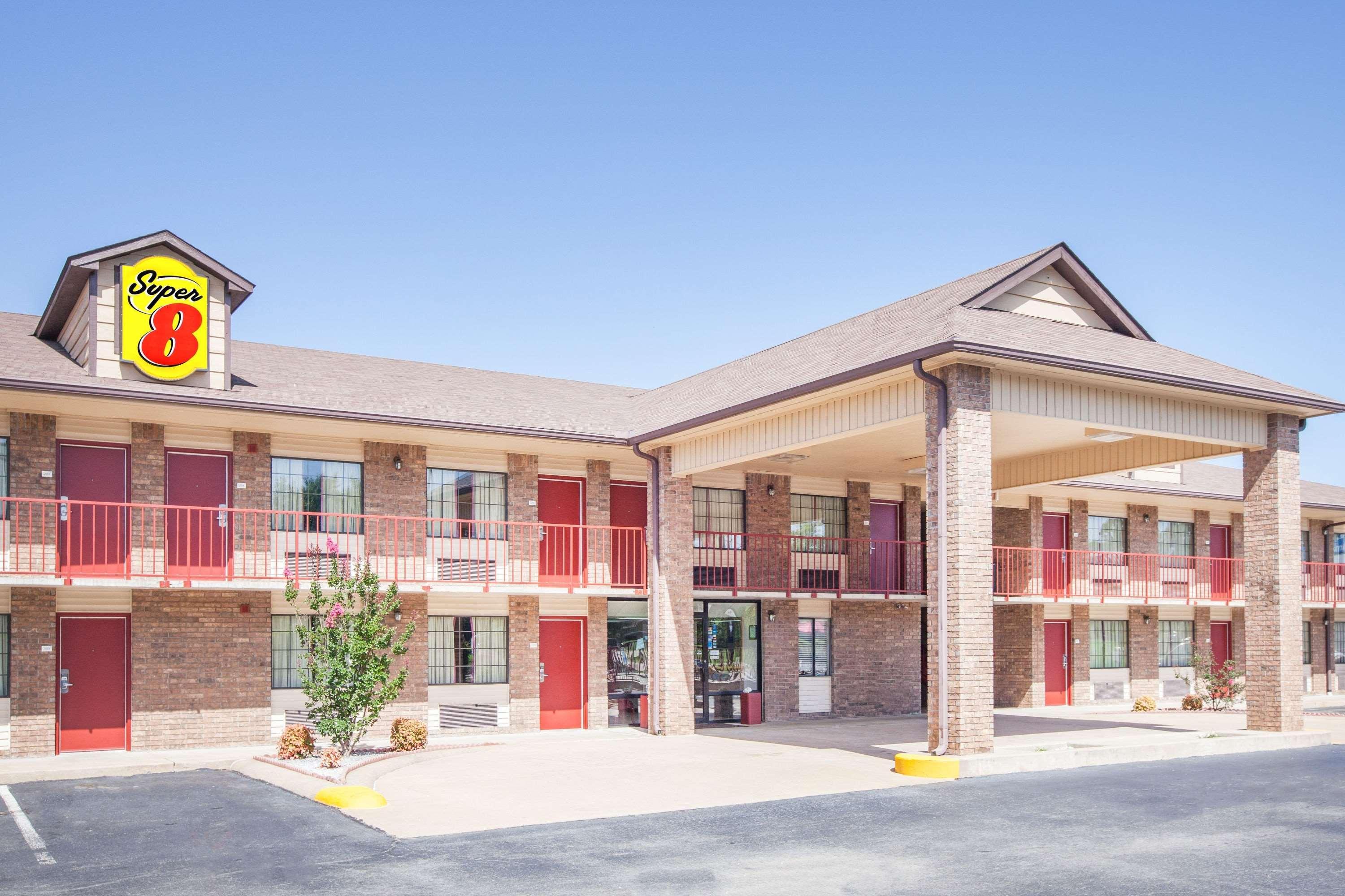 Super 8 By Wyndham Clinton Hotel Bagian luar foto