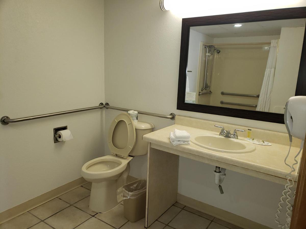 Super 8 By Wyndham Clinton Hotel Bagian luar foto