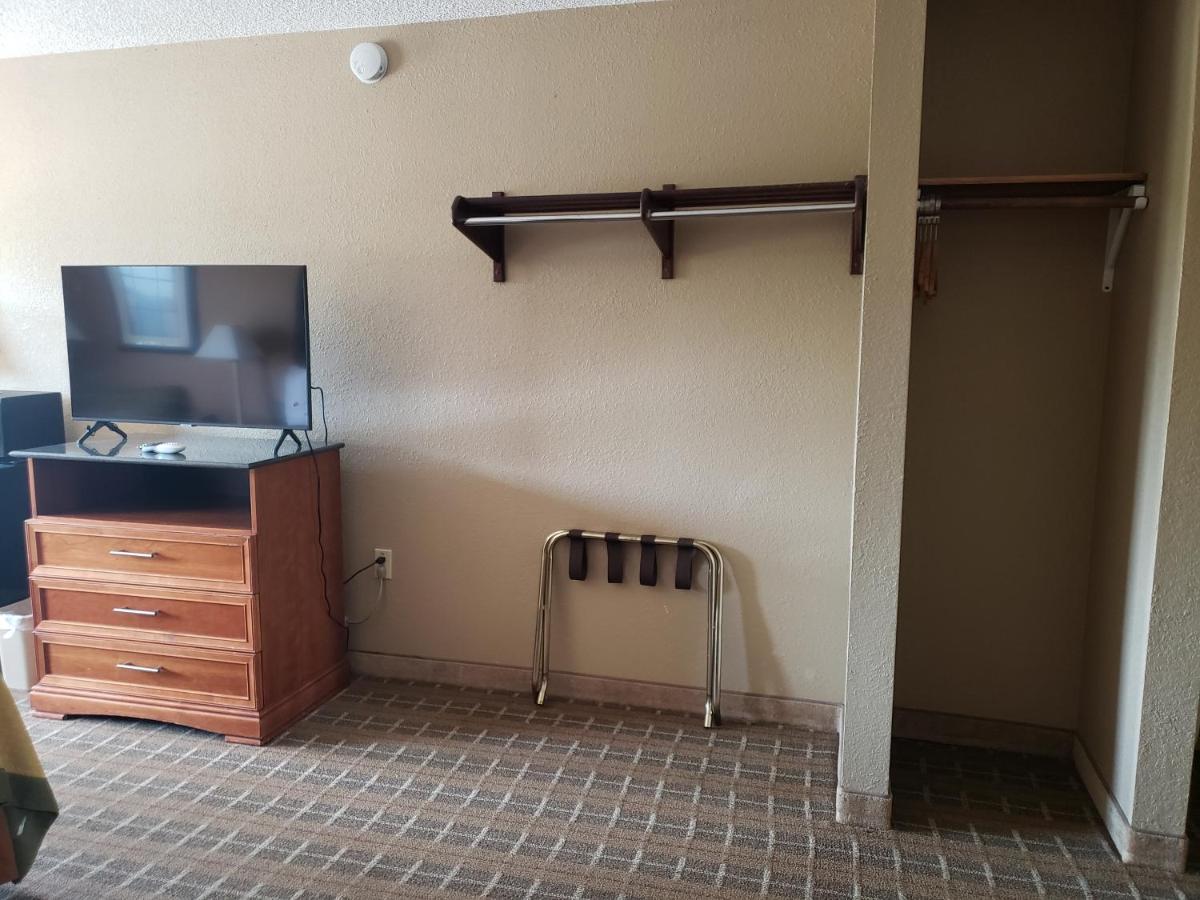 Super 8 By Wyndham Clinton Hotel Bagian luar foto
