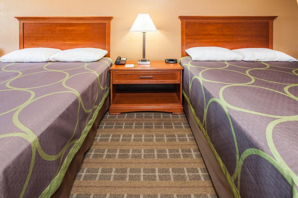 Super 8 By Wyndham Clinton Hotel Bagian luar foto