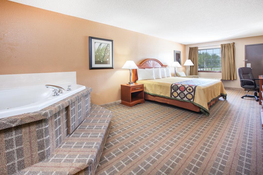 Super 8 By Wyndham Clinton Hotel Bagian luar foto